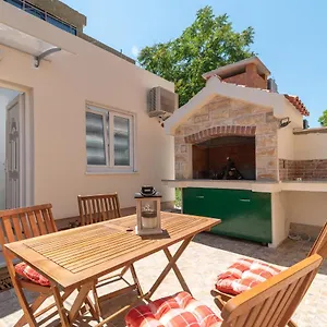 Apartament Small Private House With A Terrace In, Trogir